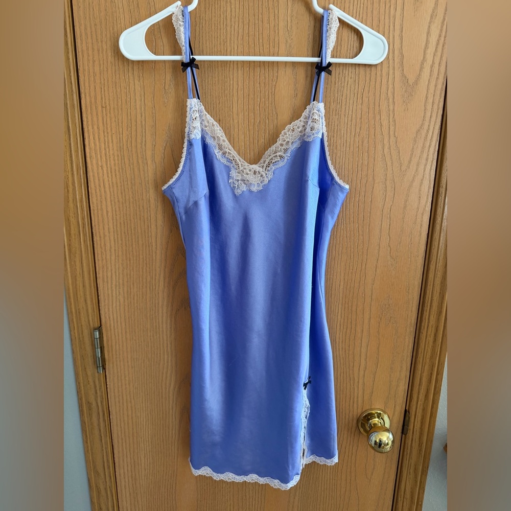 VICTORIA’S SECRET Periwinkle Y2K Lace Trim Slip Babydoll Side Slit Nightgown M